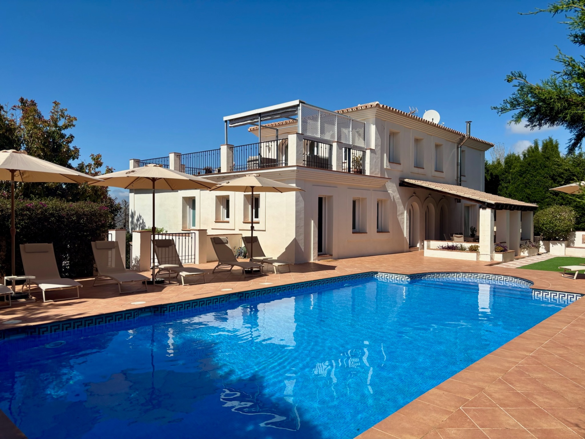 Villa Golondrina — private pool with the Sierra de Mijas beyond
